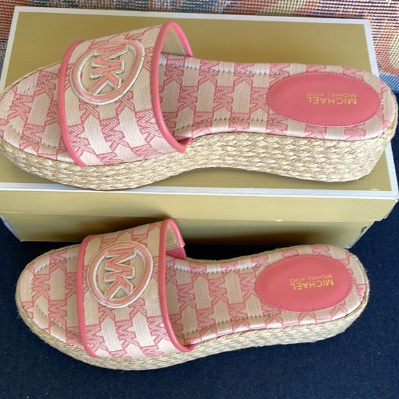 MICHAEL KORS SADLER WEDGE
MK OUTLINE JQD/EMB MK
TEA ROSE
49S3SDFA1Y - Picture 3 of 16